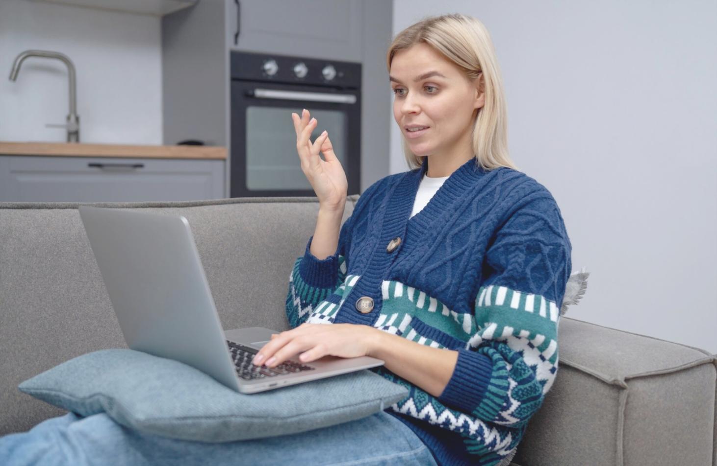 Spazio di lavoro creativo con materiali di design e campioni di colore