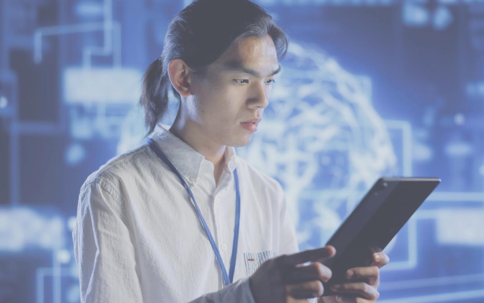 Studenti al lavoro durante una sessione pratica del corso sulla teoria del colore