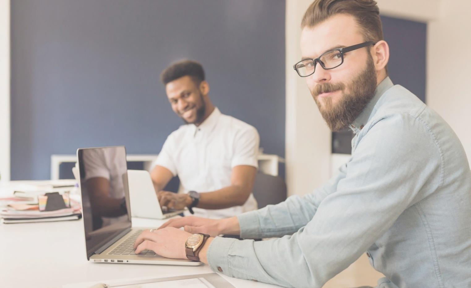 Laboratorio pratico di web design con focus sulla teoria del colore e applicazioni digitali